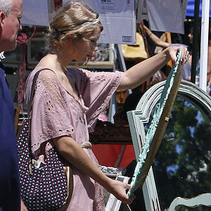 Taylor Swift at the Melrose Trading Post