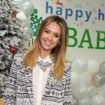 Outfit Inspiration: Jessica Alba’s Cozy Holiday Cardigan